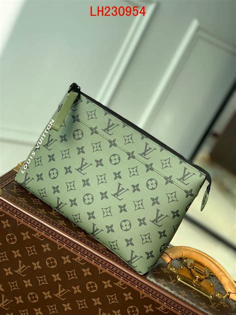 Products by Louis Vuitton: Pochette Voyage Souple